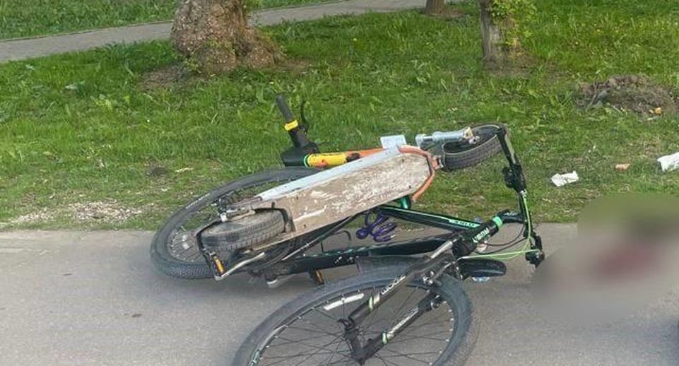 Мужчина на электросамокате сбил подростка на велосипеде в Москве