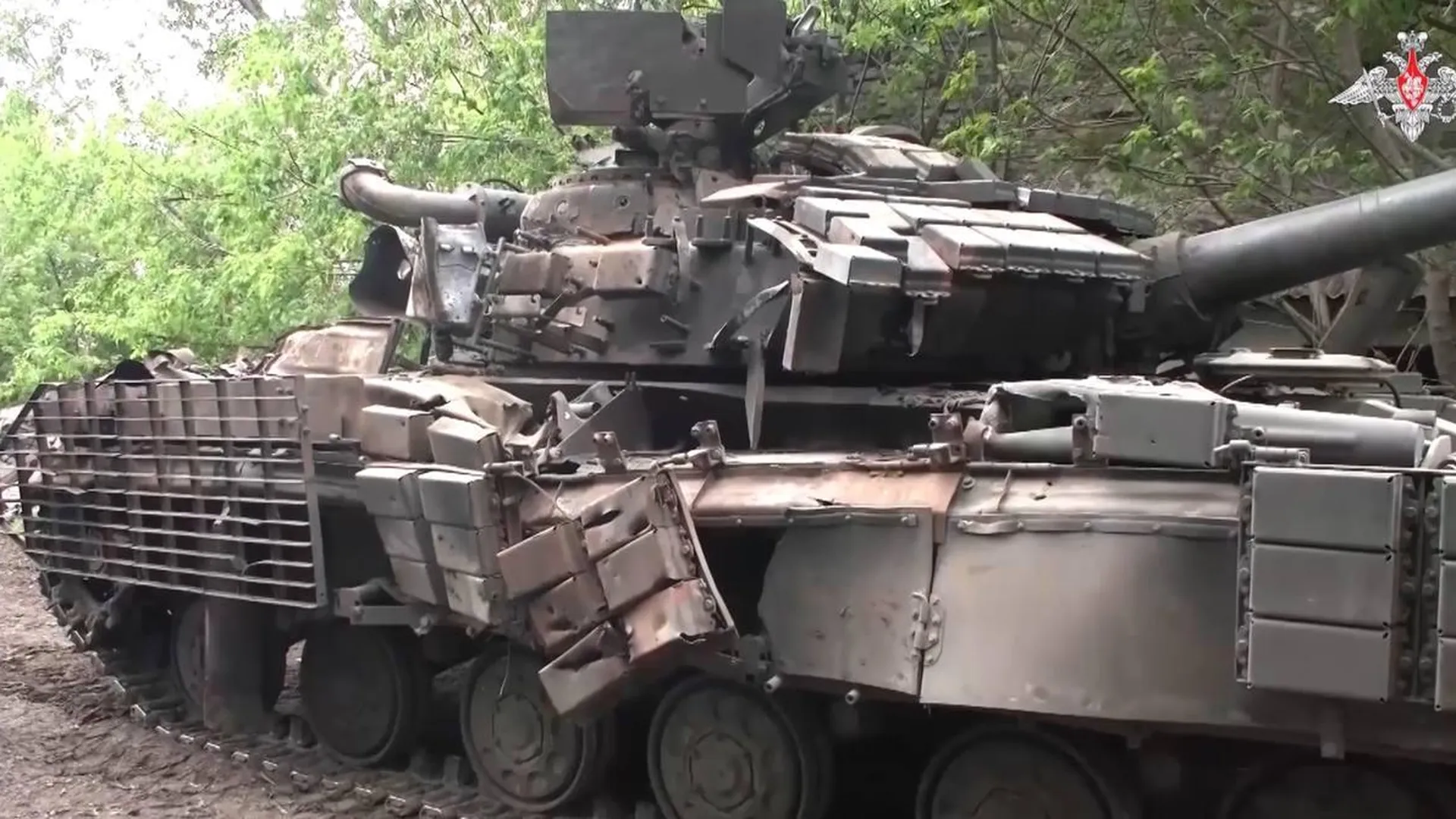 Российские военные затрофеили украинский танк Т-64