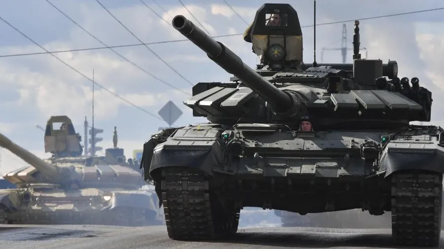 В Екатеринбурге заметили колонну танков и военной техники: что происходит