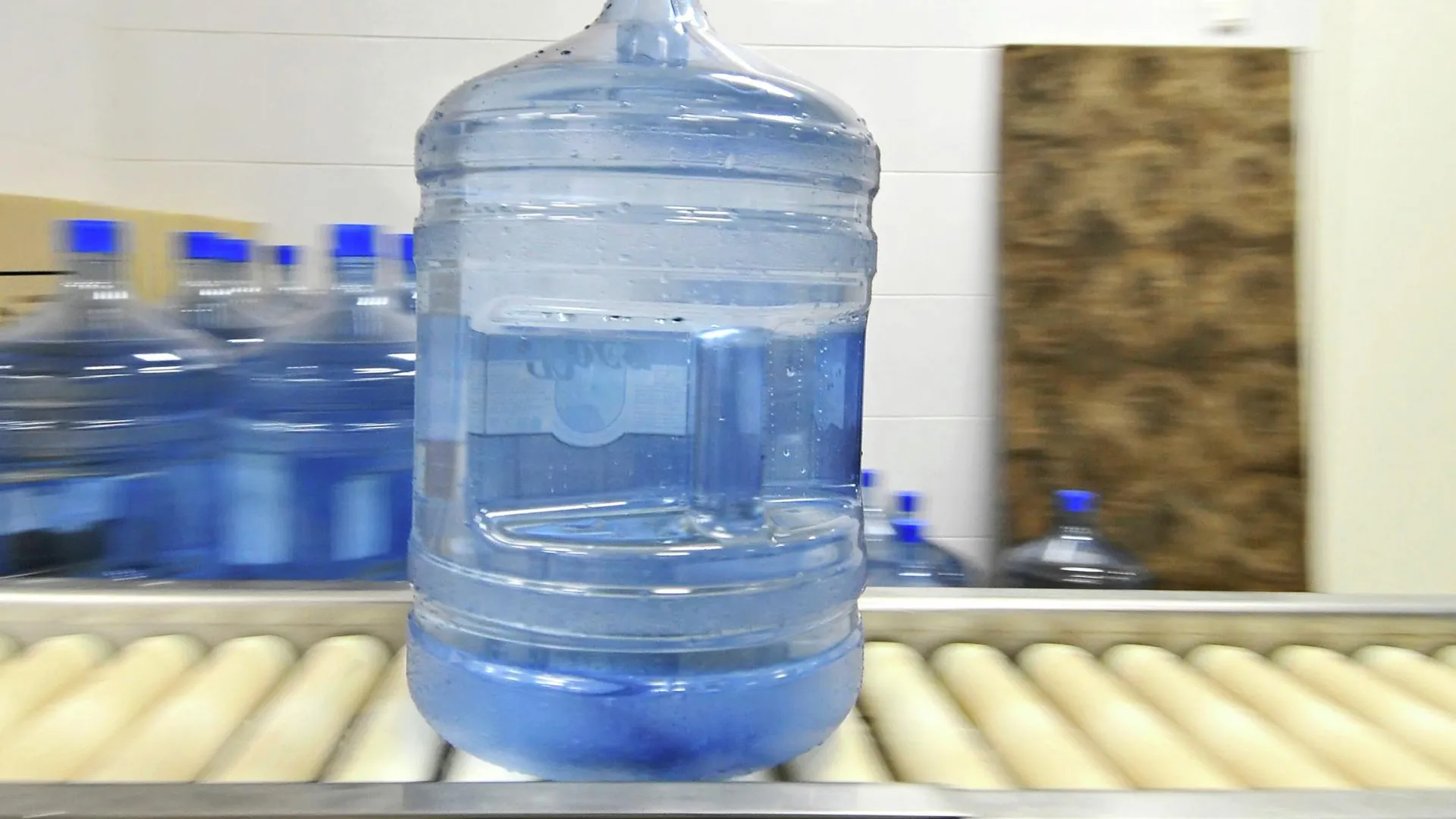 Подвоз питьевой воды организовали жителям Люберец, пострадавшим от провала коллектора
