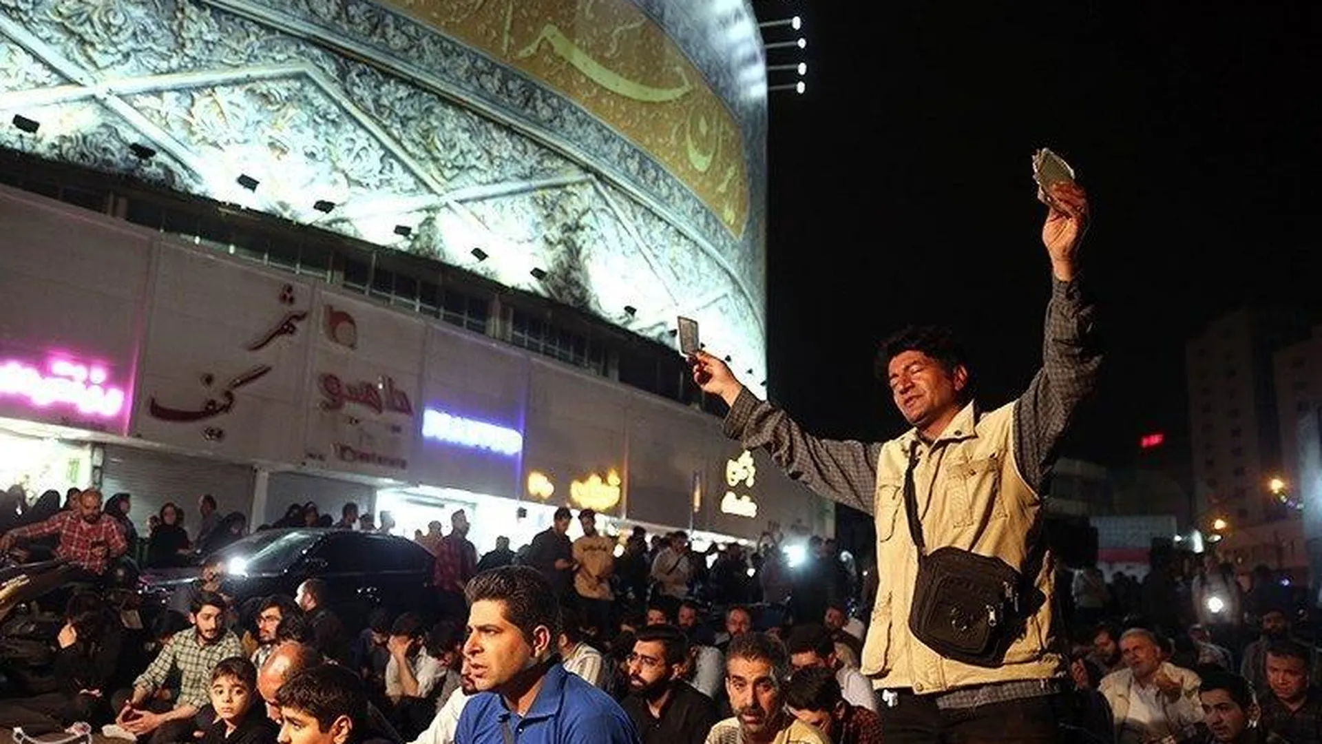 В Тегеране молятся о здоровье президента Раиси