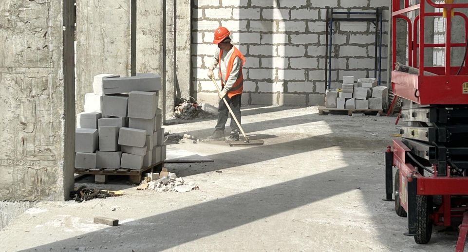 В новом здании королевской школы № 1 начались внутренние отделочные и фасадные работы