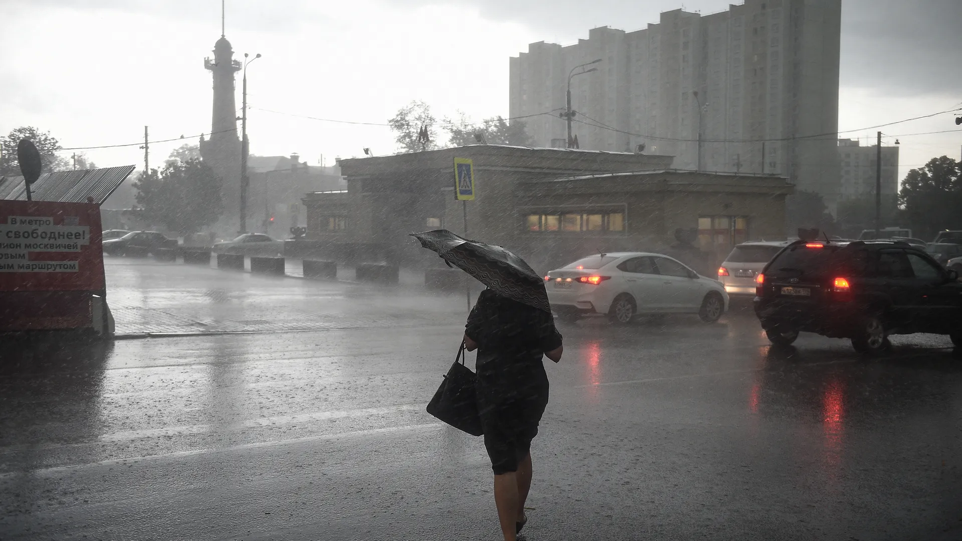 В столице объявили экстренное предупреждение из-за грозы и дождя