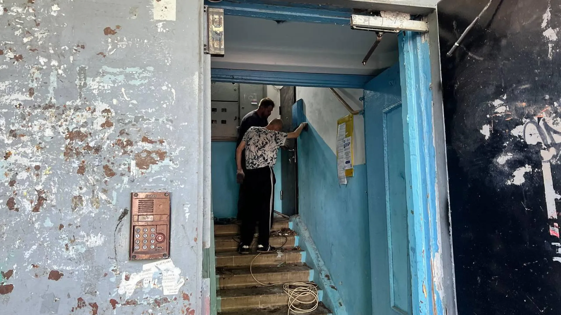 Жительниц Сергиева Посада выселили из квартиры, которую они превратили в помойку