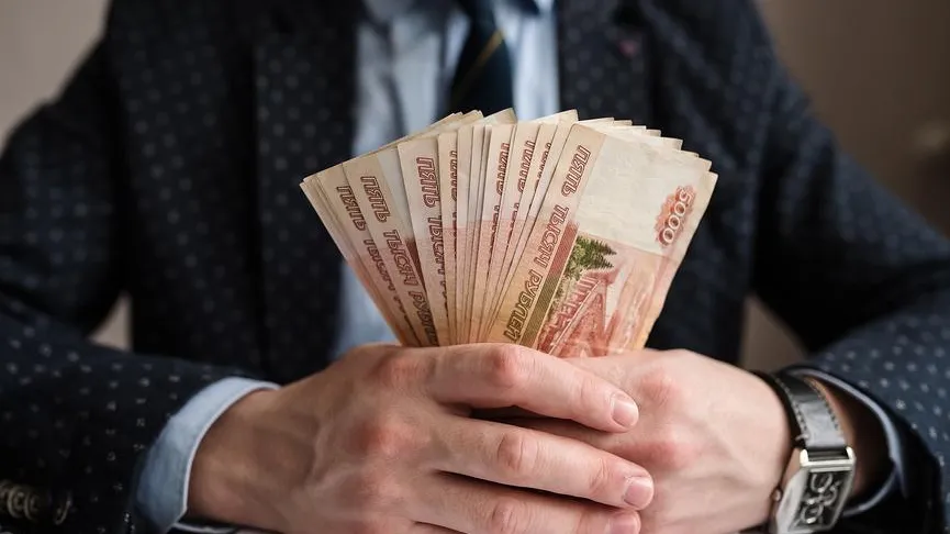 Бизнесмен держит в руках деньги / Игорь Низов, Фотобанк Лори