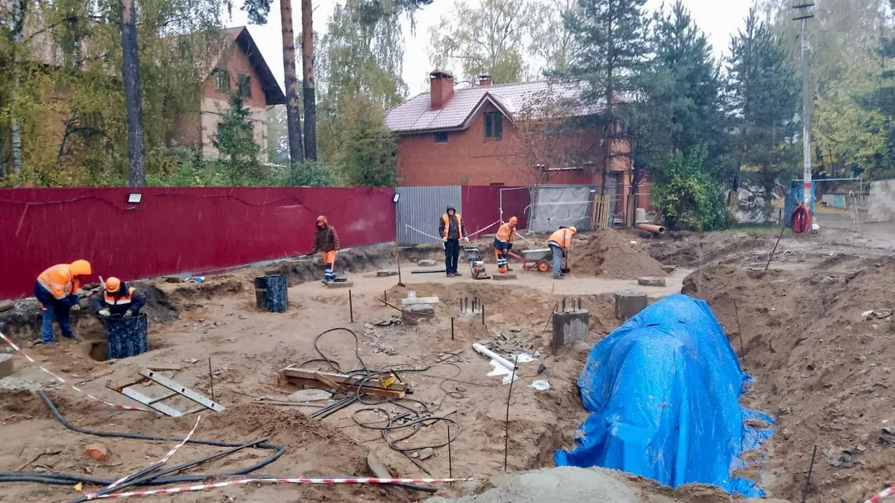 В Люберцах на пешеходном переходе приступили к сборке металлоконструкций
