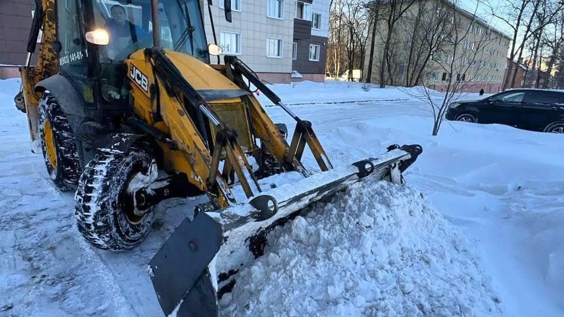 Порядка 14 тыс специалистов боролись с последствиями снегопада в Подмосковье