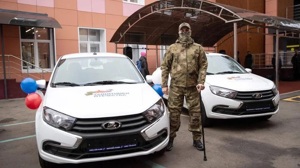 2 автомобиля получили ветераны СВО из Подмосковья