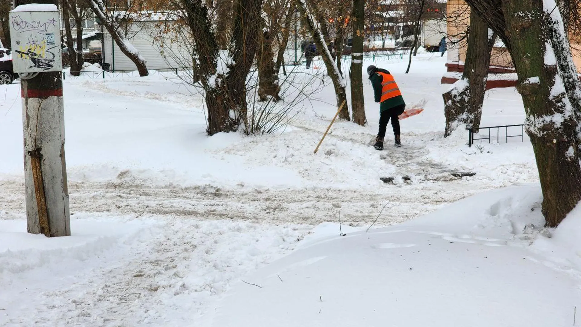Коммунальные службы Мытищ устраняют последствия сильного снегопада