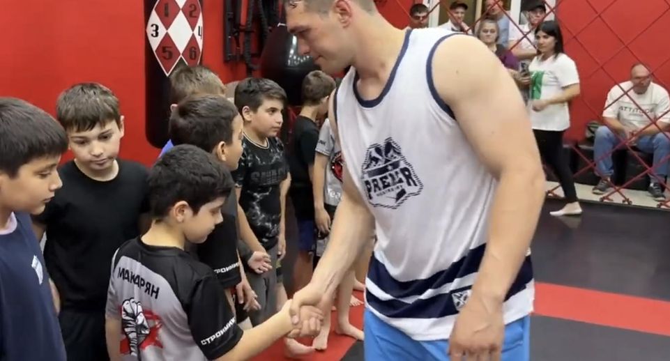 Чемпион мира по боксу провел мастер-класс для детей в Видном