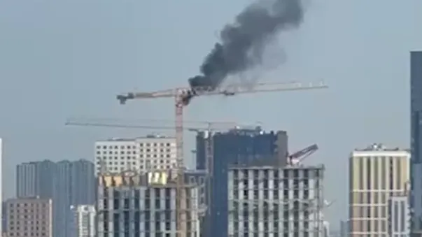 МЧС опасается воспламенения топлива от падающих искр с горящего крана в Москве
