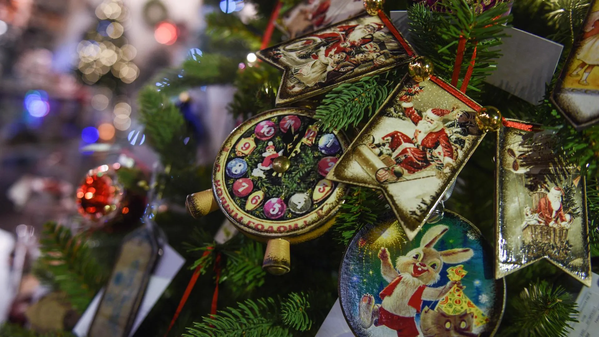 Новогодние ели установят на 3 площадках в Дзержинском