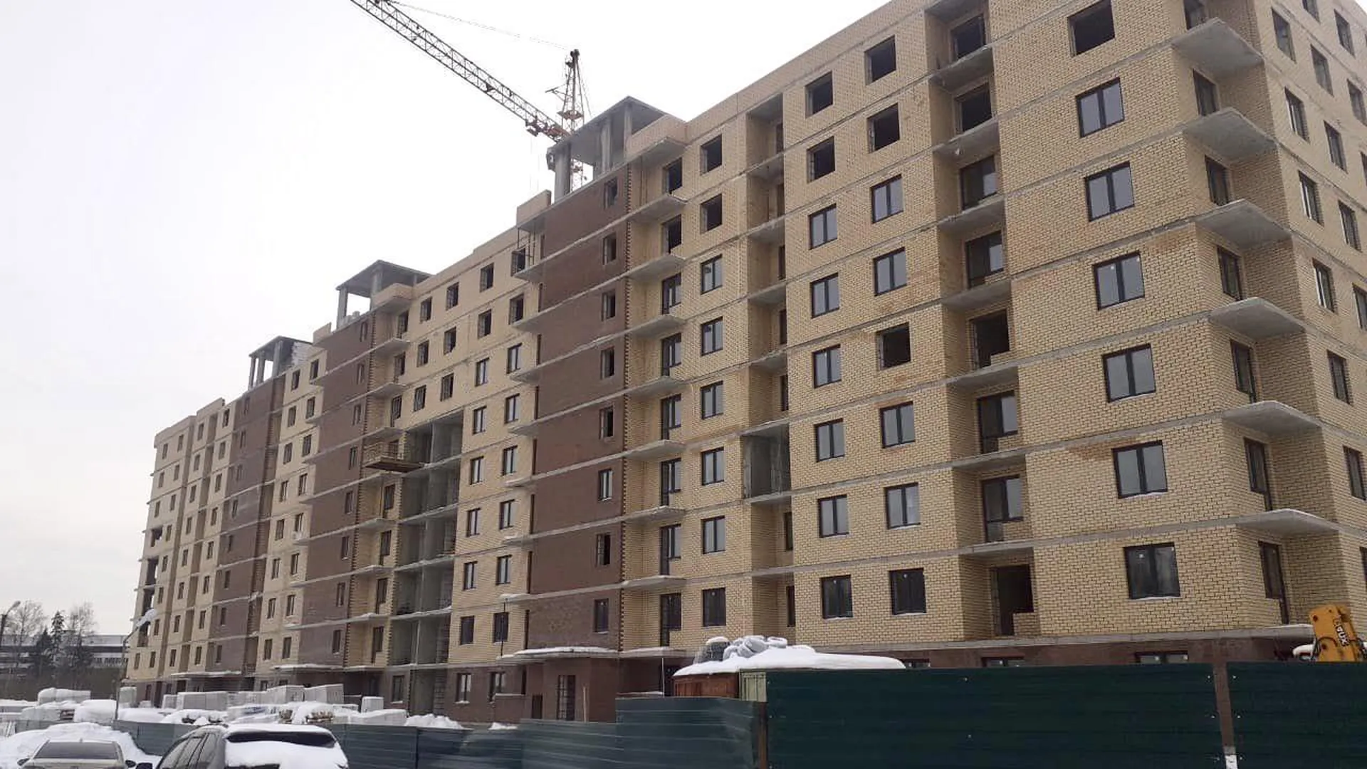 В Дмитровском округе завершается строительство дома для переселенцев из аварийного жилья