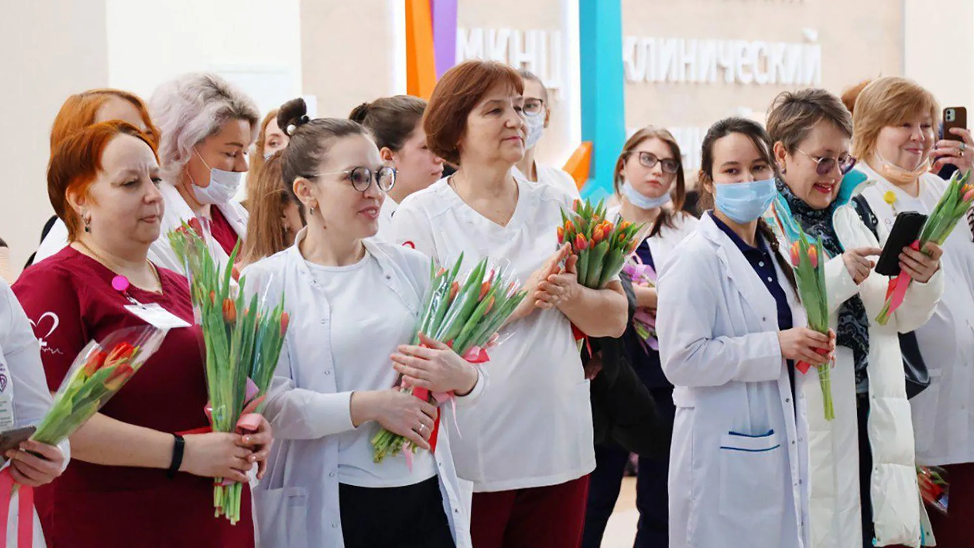 Сотрудниц и пациенток московских медучреждений поздравили с 8 Марта