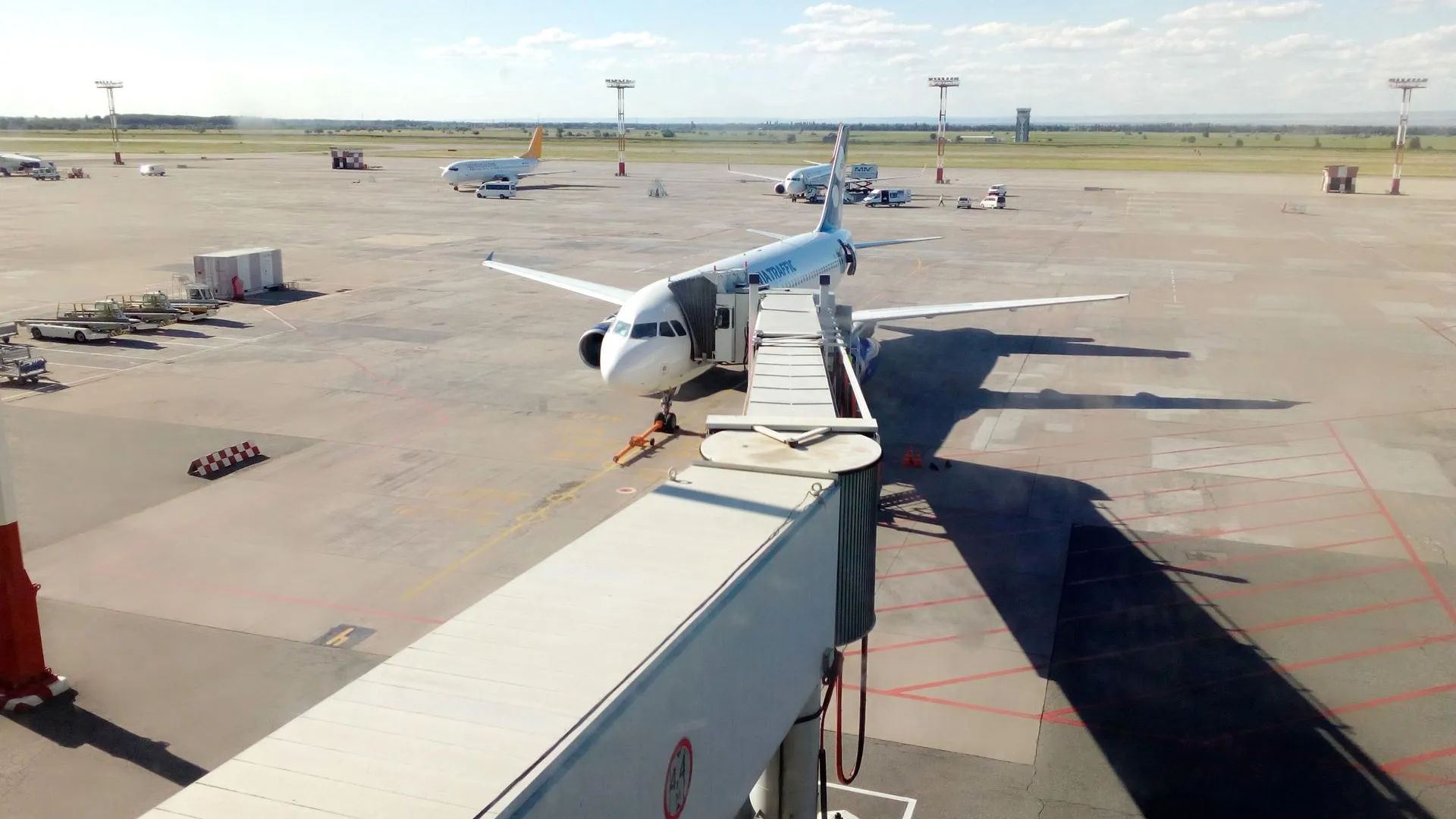 Вид на перрон из терминала аэропорта Манас