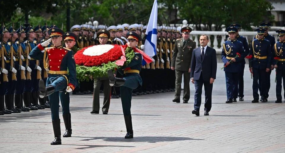 Игорь Брынцалов возложил цветы к Могиле Неизвестного Солдата