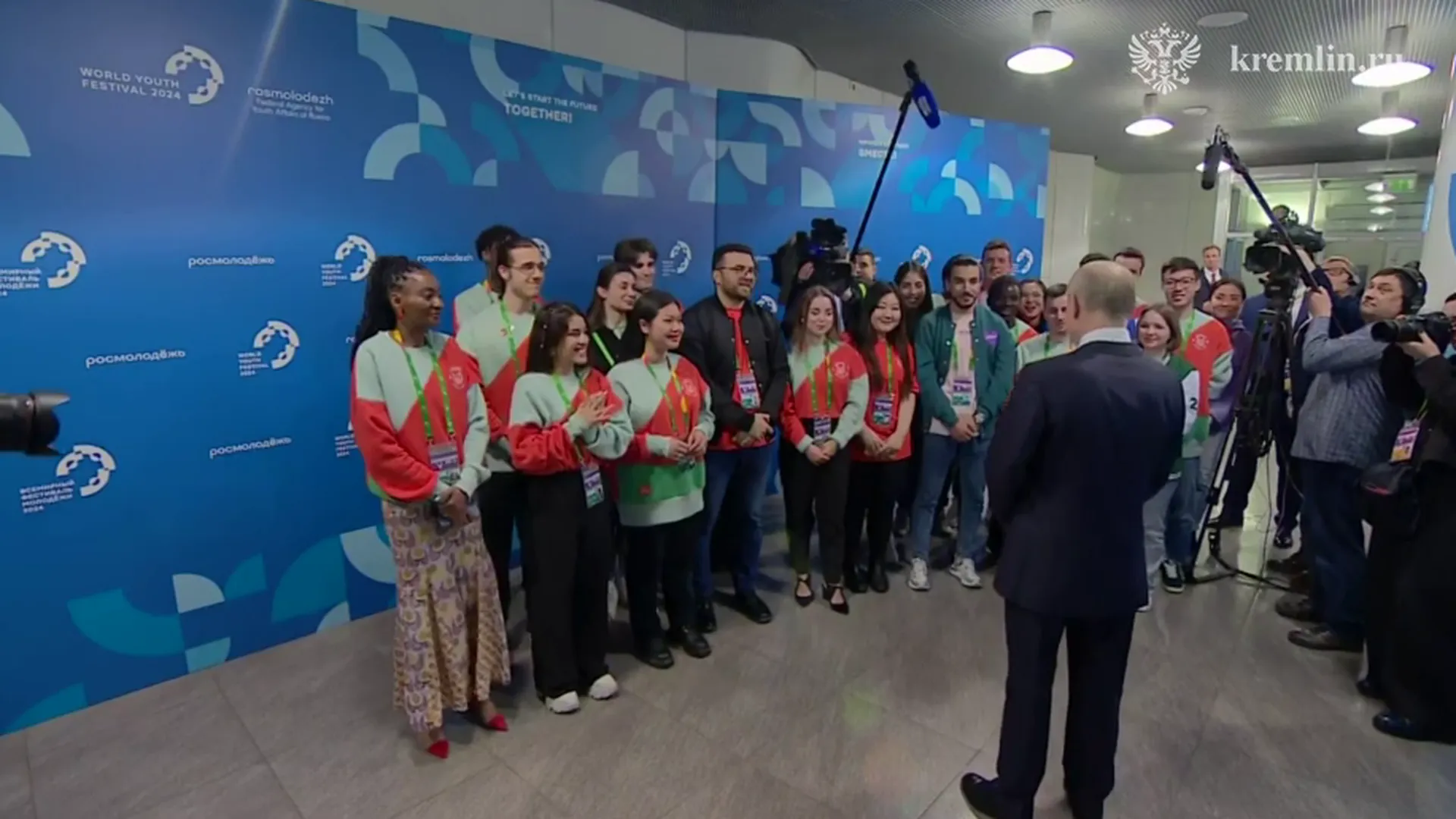 Владимир Путин побеседовал с обучающимися в России иностранными студентами