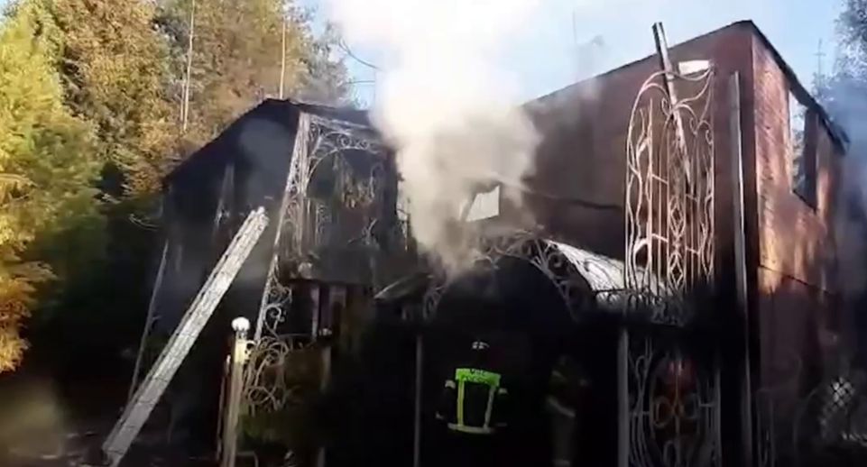 Открытое горение ликвидировали в хостеле в Подмосковье
