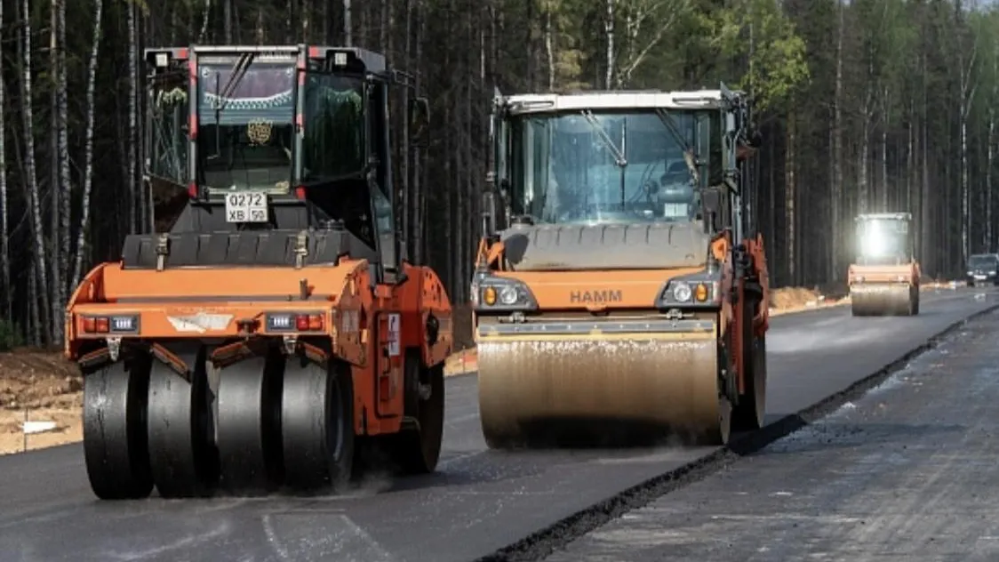 Дорожники асфальтируют участок строительства развязки М-1 «Беларусь» с А-108