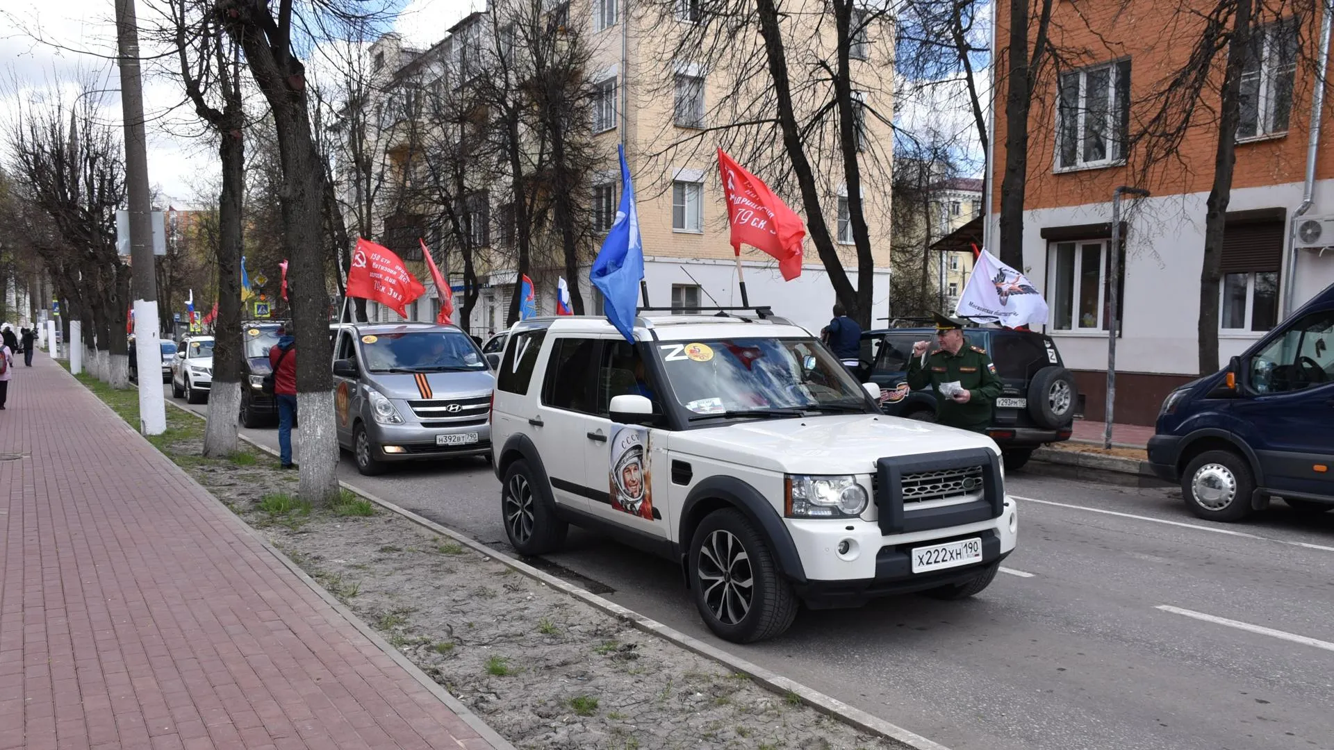 Автопробег в честь 77‑ой годовщины Победы в ВОВ: минута молчания и  возложение цветов | РИАМО в Подольске | РИАМО в Подольске