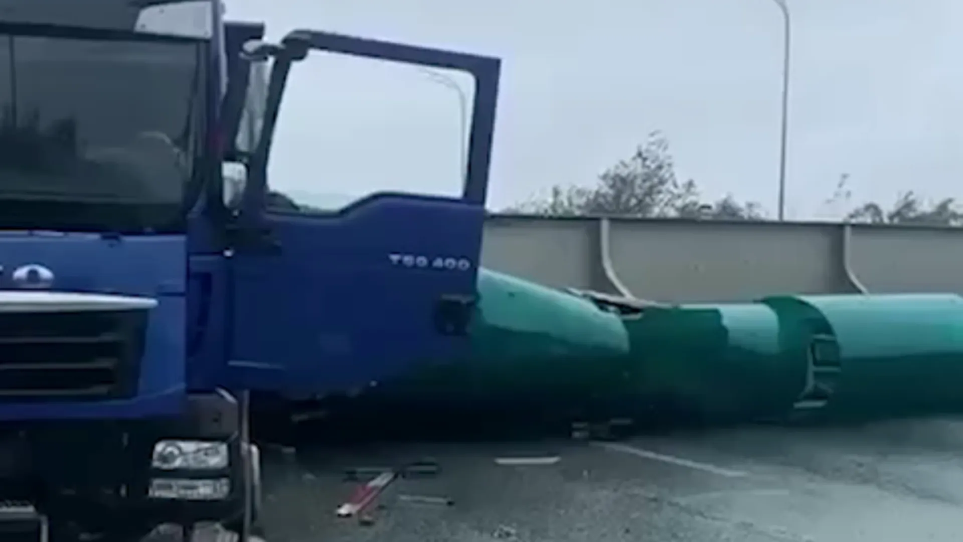 Виадук рухнул на автодорогу во Владивостоке