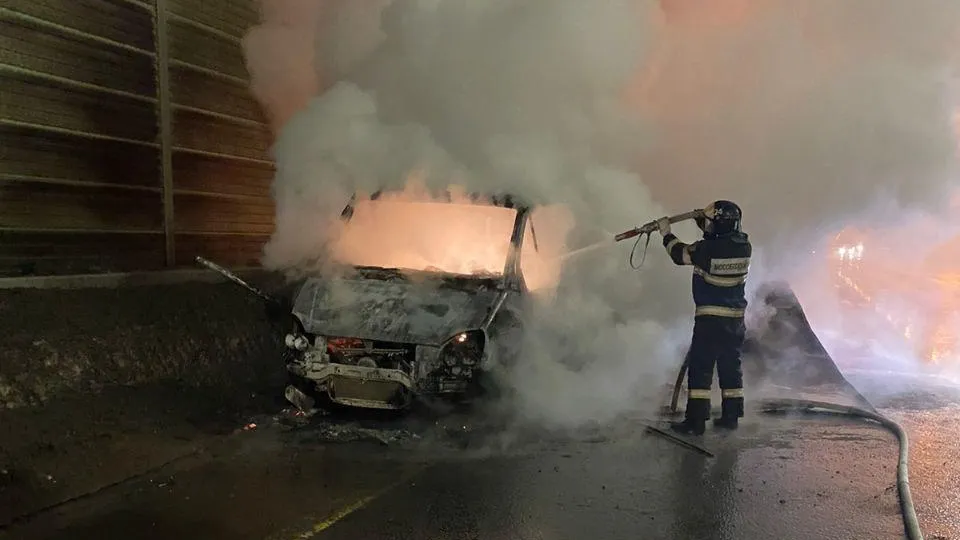 Огнеборцы потушили горящий автомобиль на Минском шоссе в Одинцовском округе