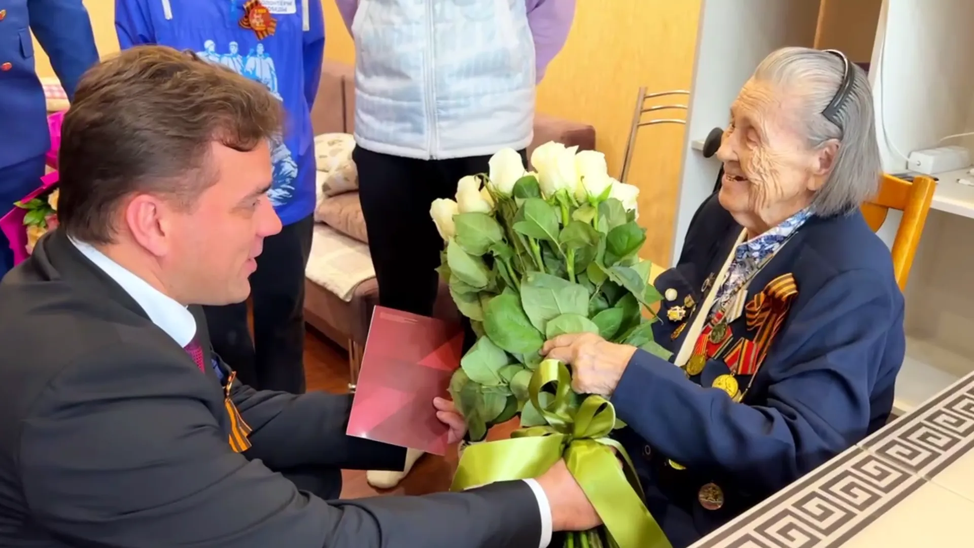 Глава Можайского округа Денис Мордвинцев поздравил ветеранов с Днем Победы