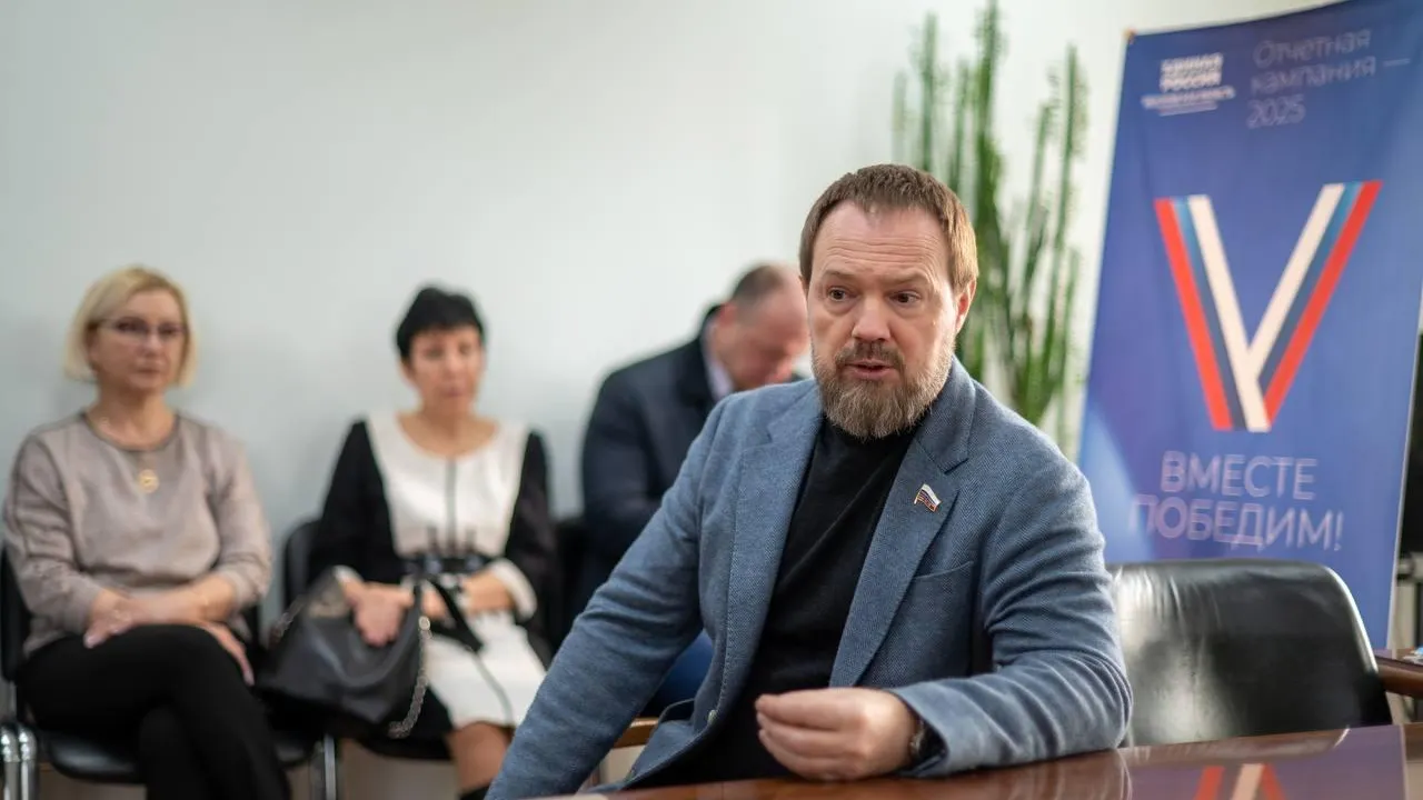 Депутат Сергей Колунов отчитался о работе за 2024 год перед коллективом Шаховского дорожно-строительного комбината