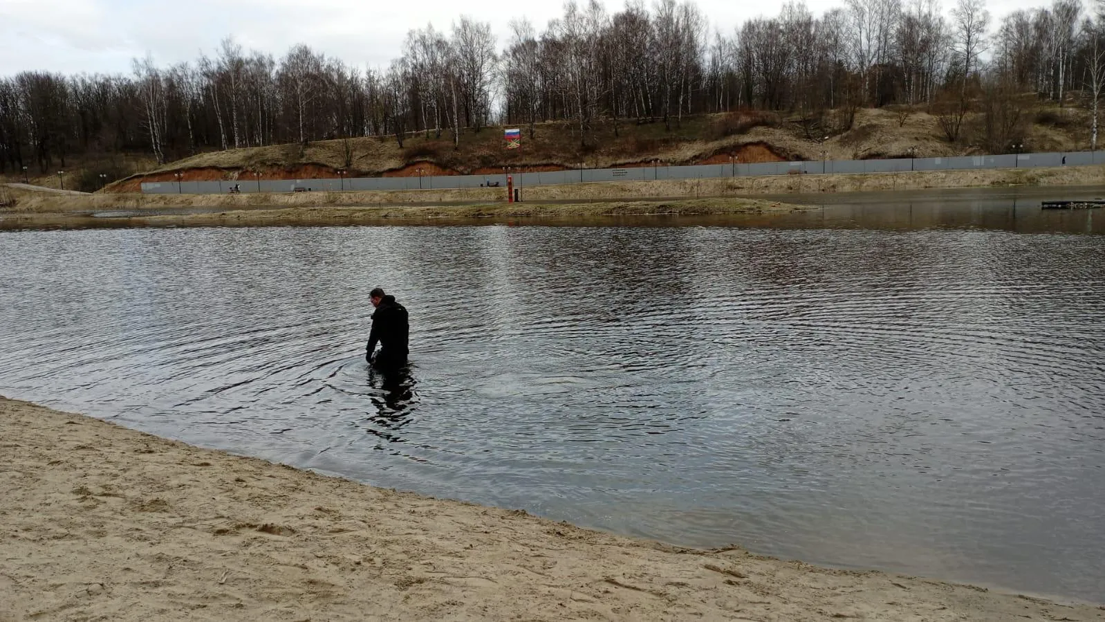 Водолазы обследовали дно реки Сестры в районе городского пляжа