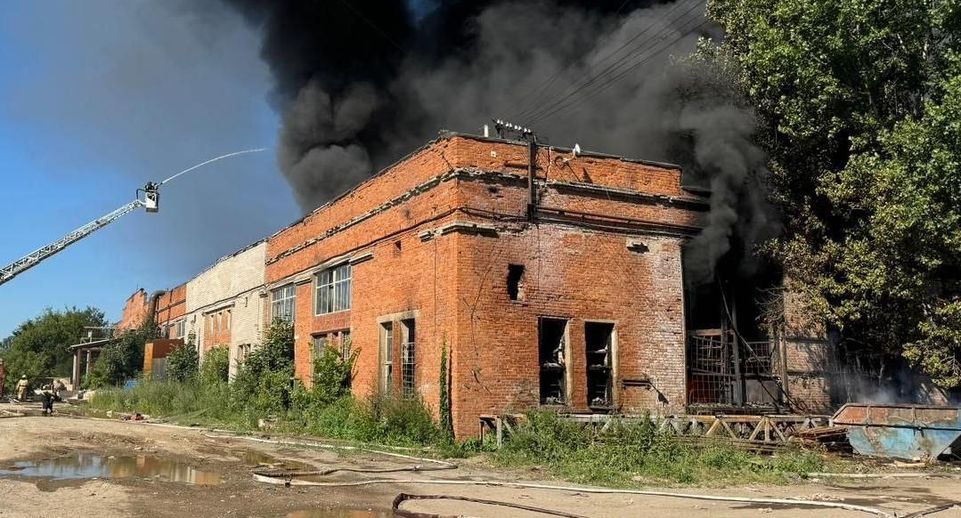 SHOT: площадь пожара в цехе в Химках увеличилась до 5 тысяч кв м