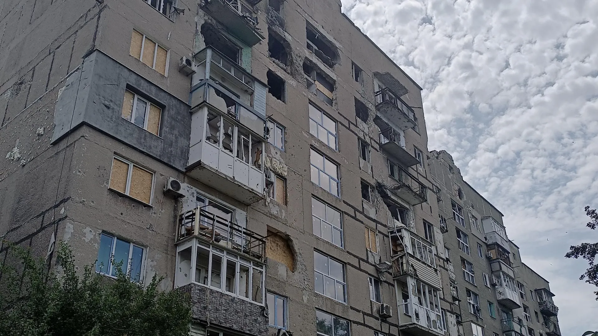 Специалисты из Подмосковья участвуют в восстановлении девятиэтажки в Мариуполе