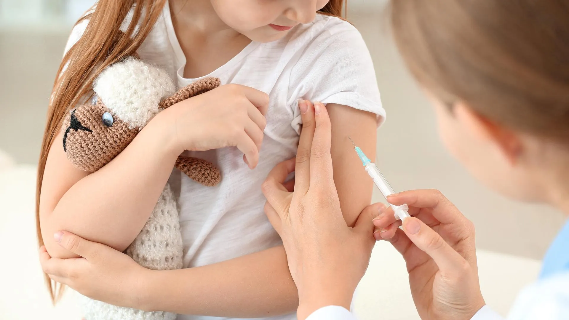 Врач Кондрахин рассказал, какие прививки обязательно нужно делать детям