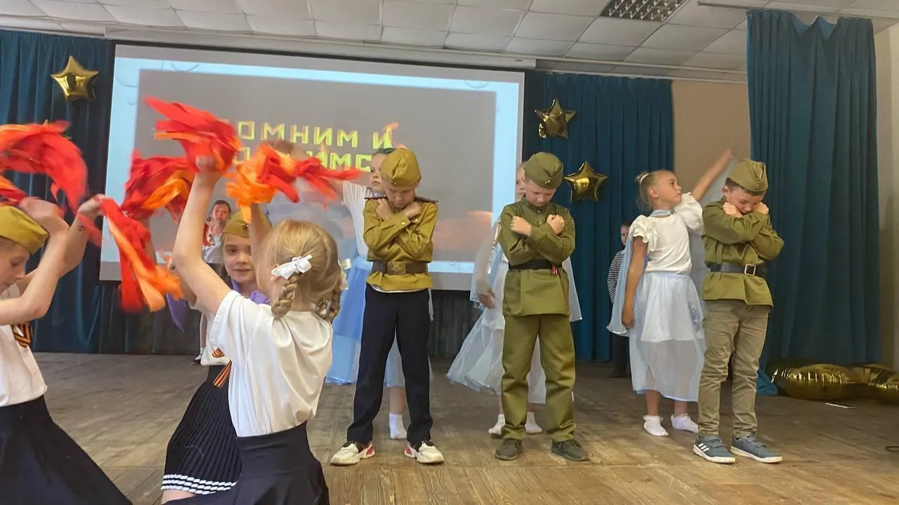 Юные жители Дзержинского приняли участие в фестивале военной песни