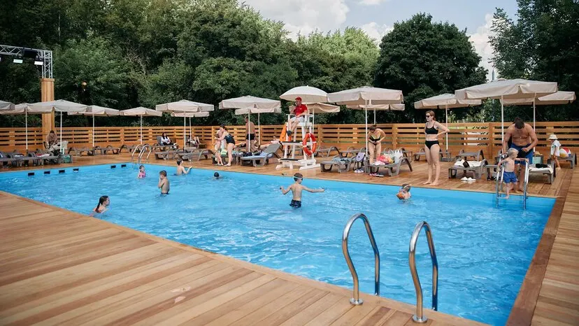 Более 20 бассейнов под открытым небом будут работать в Москве летом