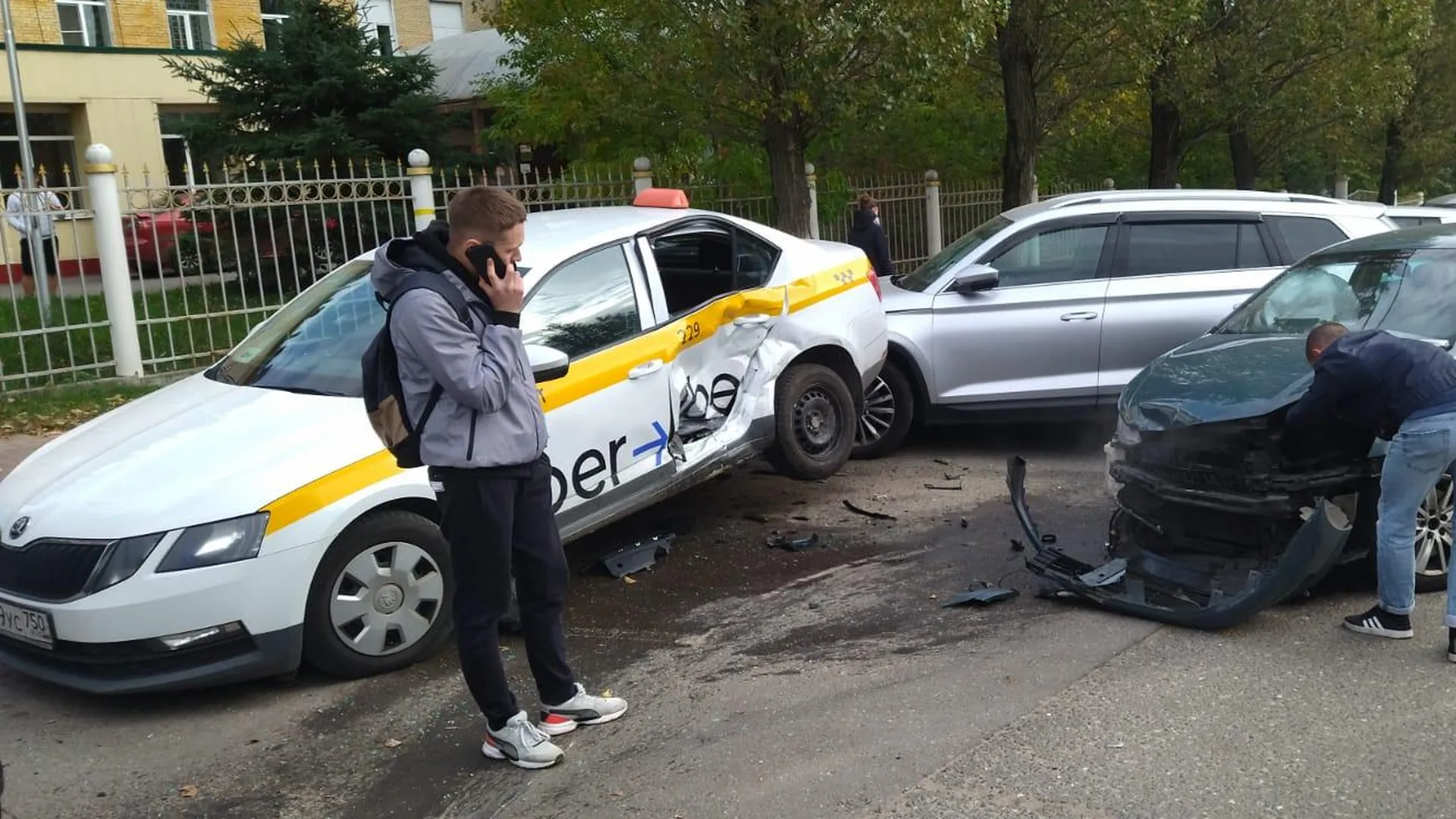 Автомобиль каршеринга врезался в припаркованные автомобили в Дзержинском |  РИАМО в Люберцах