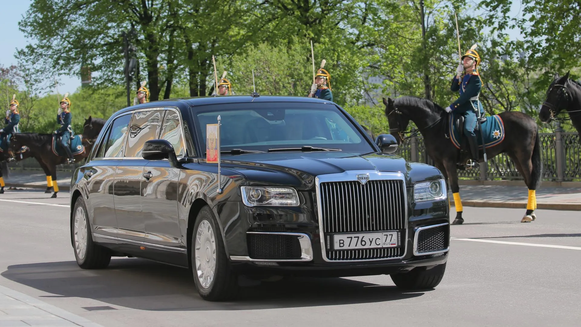 На Московском автосалоне представили люксовые седан и лимузин Aurus