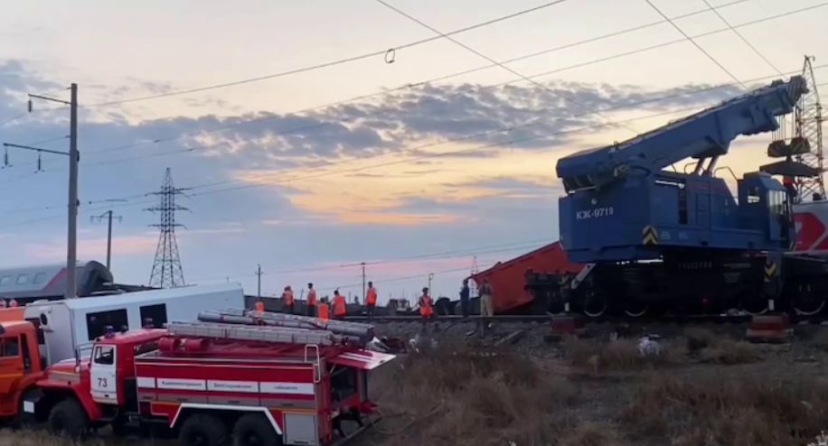 SHOT: водителя КамАЗа после ДТП с поездом на вертолете доставили в Волгоград