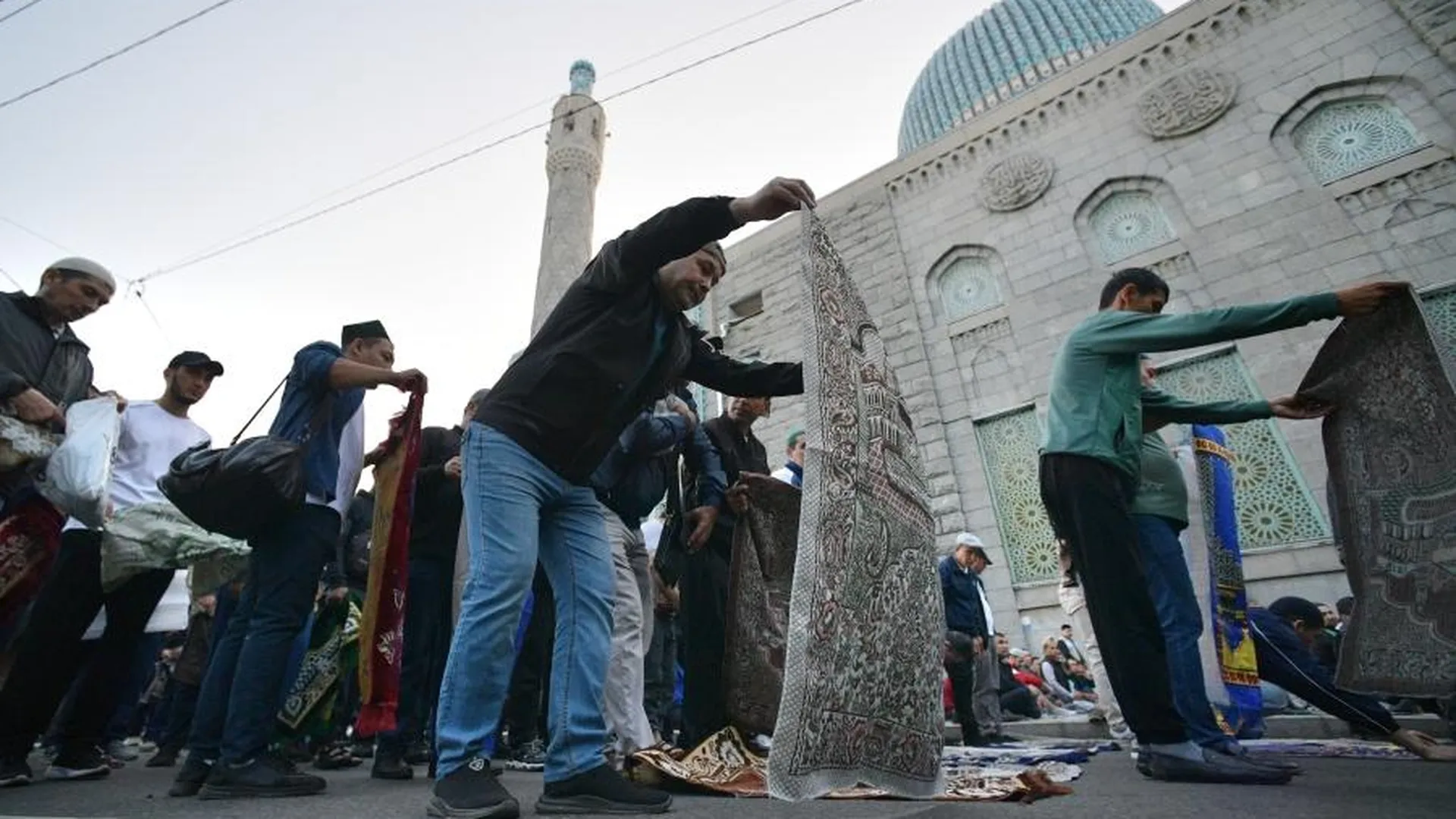 Более 100 тысяч мусульман собрались у Соборной мечети Петербурга
