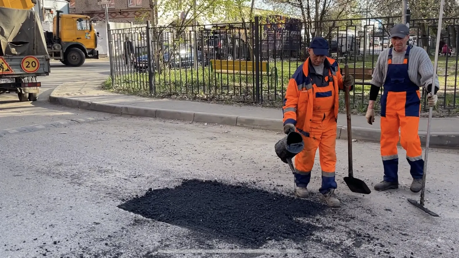 Дорожные службы устранили ямы на Инициативной улице в Люберцах
