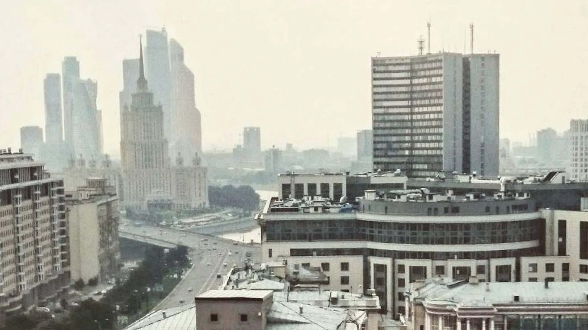 Врачи рекомендуют москвичам оградить свои квартиры от смога мокрыми марлями на окнах