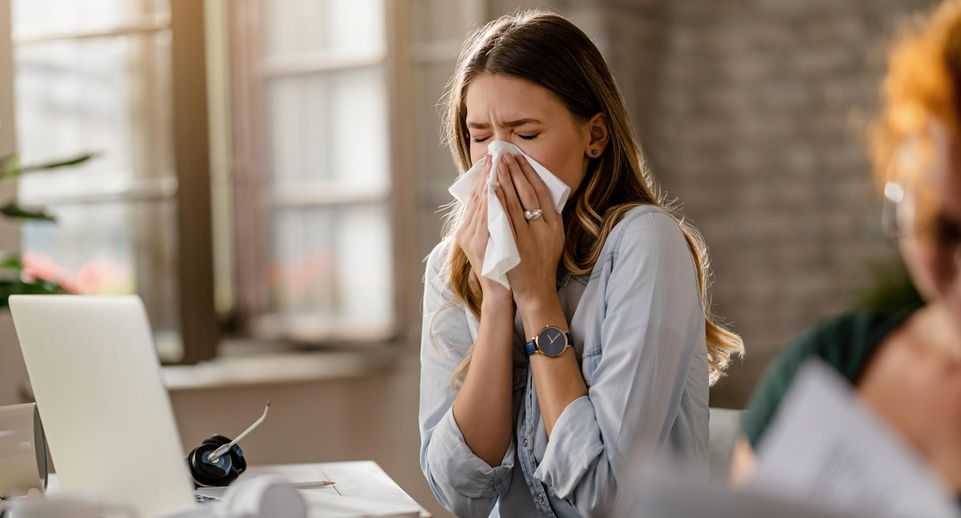 Иммунолог Ермакова: аллергики летом могут страдать от зуда, чихания и насморка