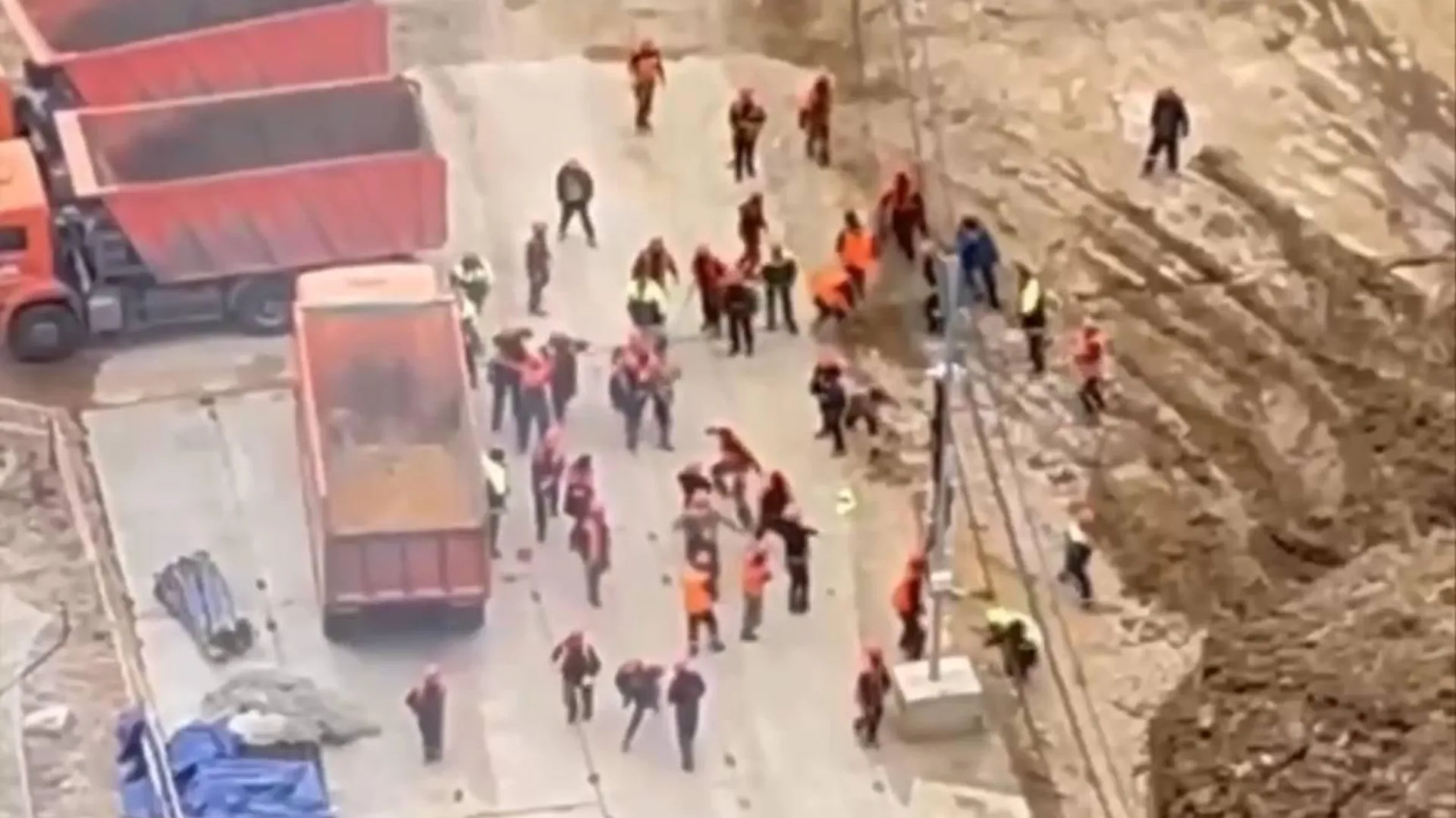 Рабочие устроили драку из-за пачки арматуры на стройплощадке в столице