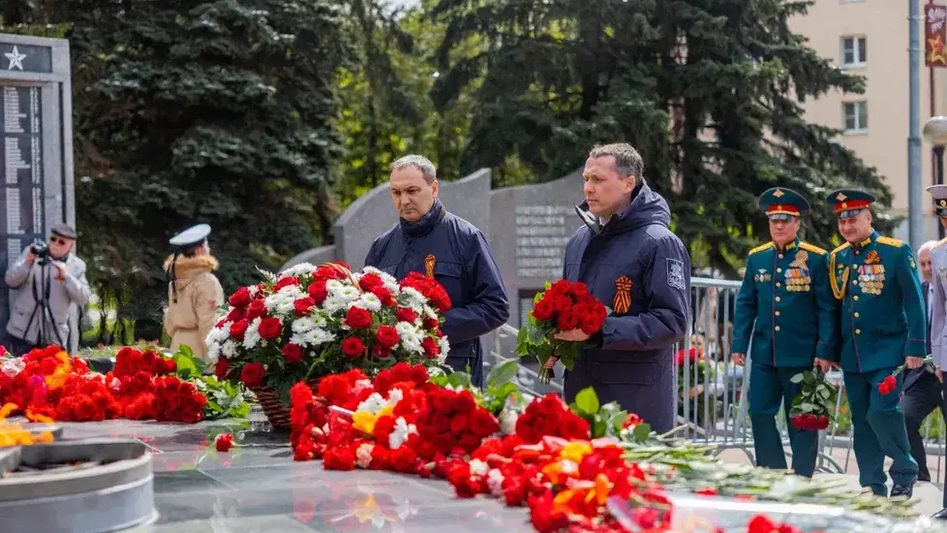 Алексей Ересько и Михаил Хайкин возложили цветы у обелиска «Славы» в Домодедове