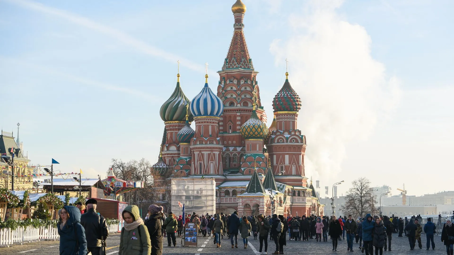 Что посетить в москве за неделю. Туристы в Москве. Мужчина на фоне красной площади. Посещение Московского пло. Места которые необходимо посетить в Москве