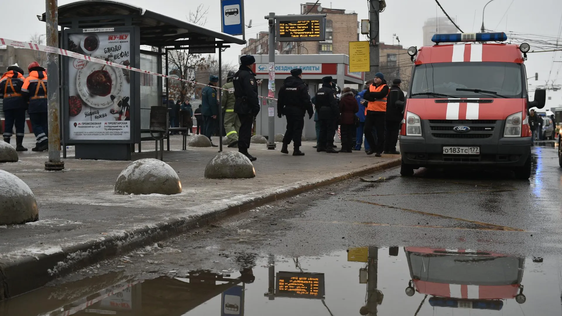 Остановку общественного транспорта снова открыли возле метро в Москве после ЧП