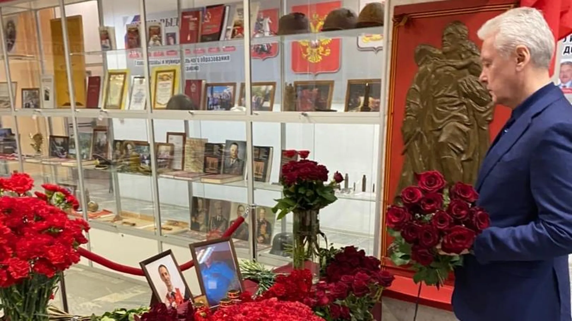Мемориал в честь погибших сотрудников МФЦ установили на месте ЧП в Москве