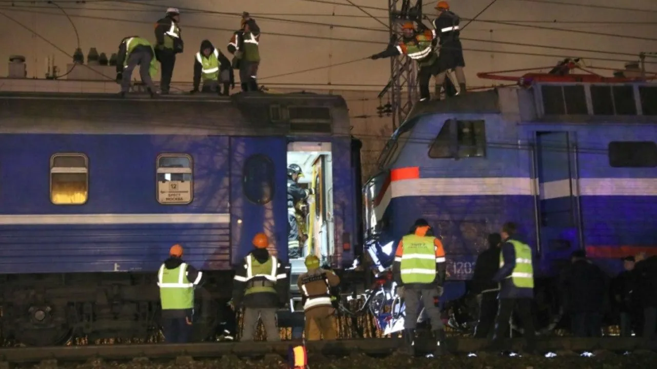 Столкновение электрички и пассажирского поезда в Москве | Новости и статьи  на сегодня | РИАМО