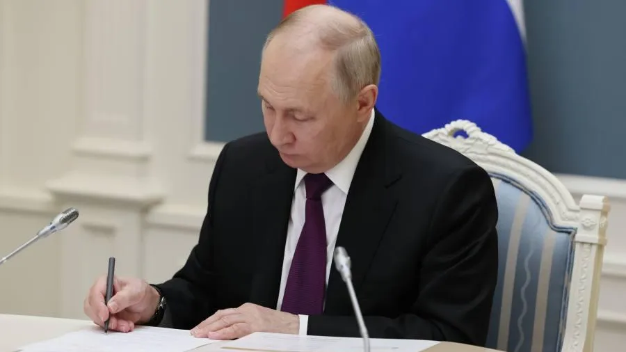 Путин подписал закон о повышении порогов ущерба при экономических преступлениях