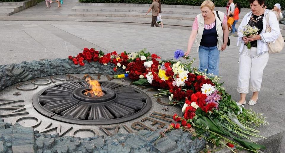 Полицейские Киева запретили женщине возлагать цветы к Вечному огню