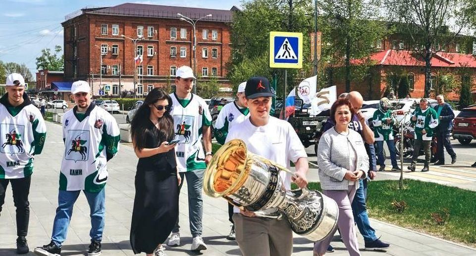 Подмосковный хоккеист Гераськин привез Кубок Гагарина в свой родной город Клин